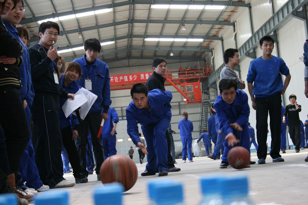 2010年4月運動會創意保齡球